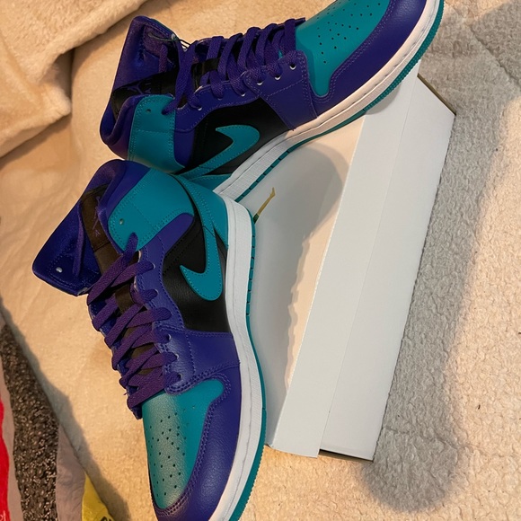 Jordan 1 Mid - Black Grape - Picture 2 of 4